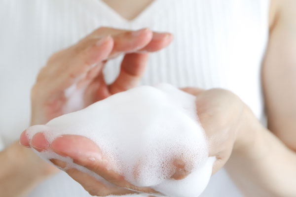 洗顔のために泡立てる