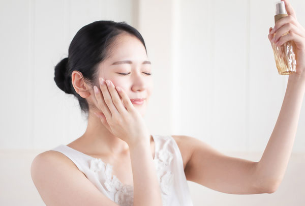 ミスト化粧水を使う女性
