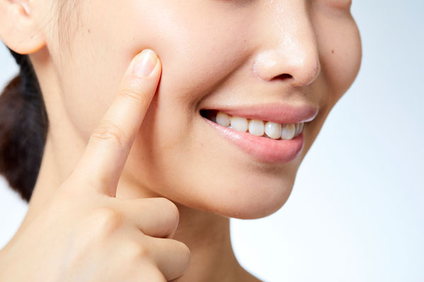 女性のやわらかい頬