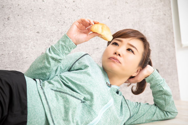 運動せずに寝転ぶ女性