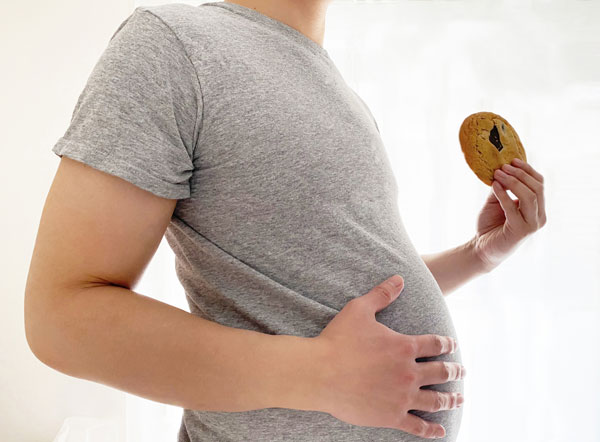 お腹の出ている肥満男性