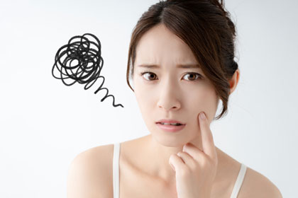 肌の調子が悪く困っている女性