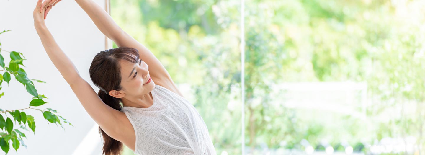 ストレッチをする女性