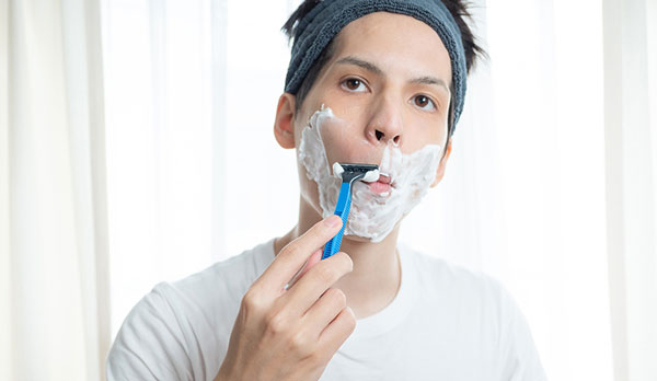 ひげを剃る男性