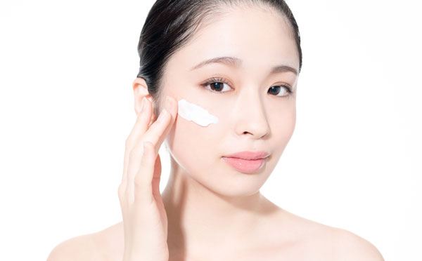 日焼け止めを塗る女性