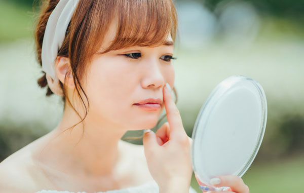 鼻を気にする女性