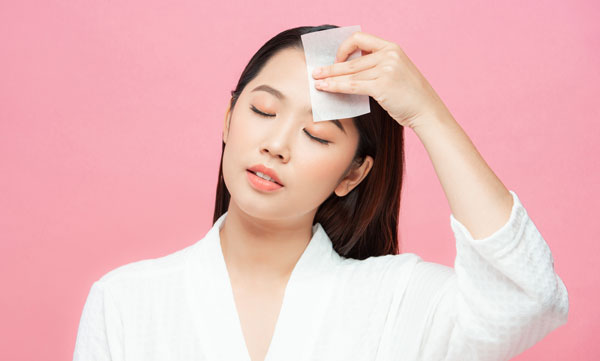 あぶらとり紙を使う女性