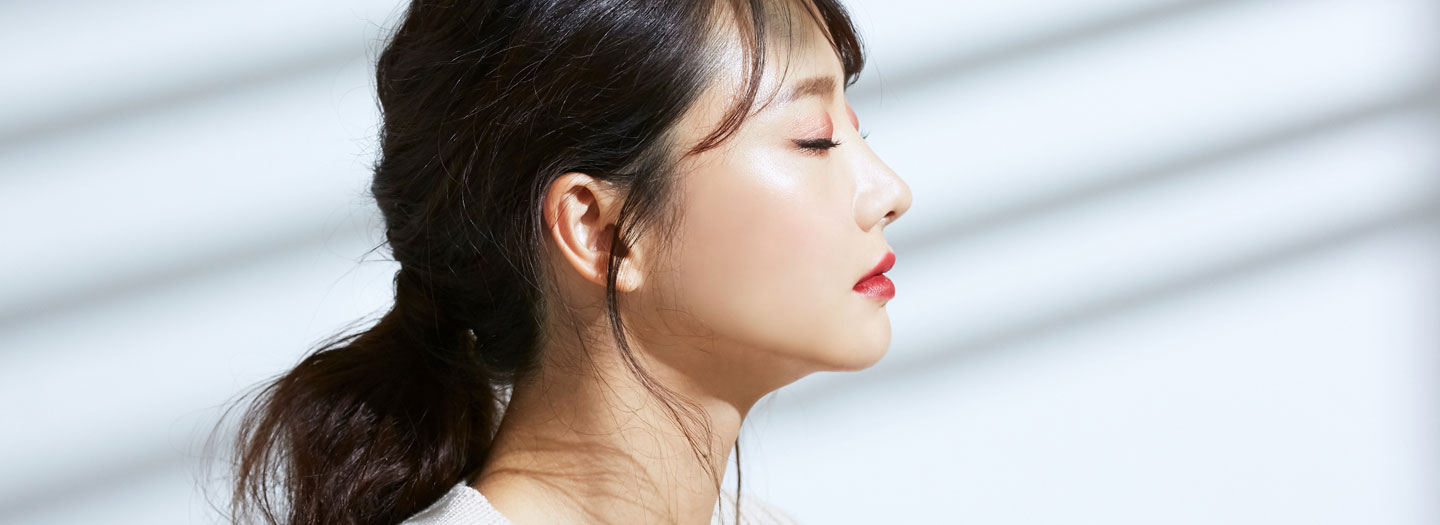 陽を浴びる女性