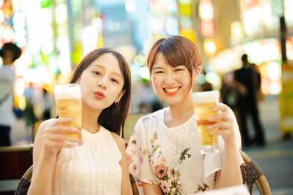 ビールを持つ女性二人