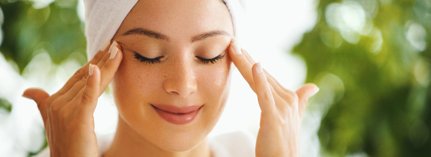 目尻をおさえる女性