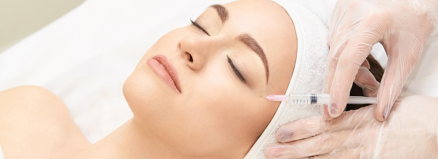 目尻にボトックス注射をうける女性