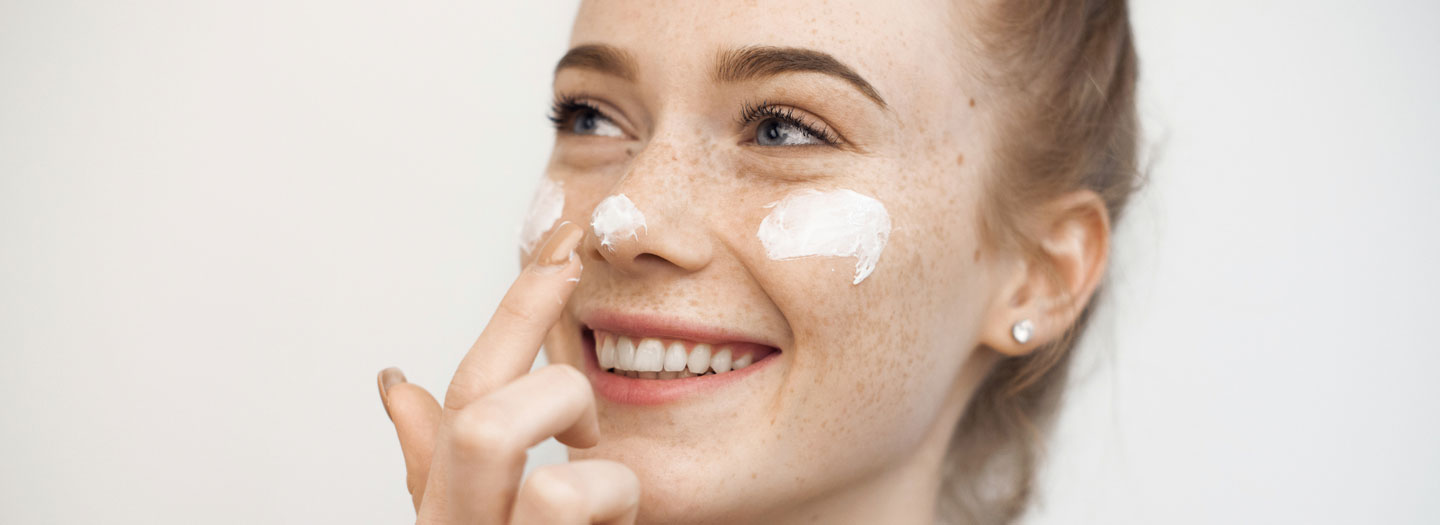 スキンケアする女性