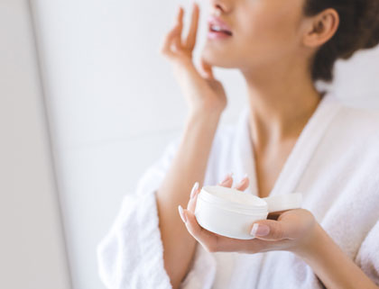 クリームを塗る女性