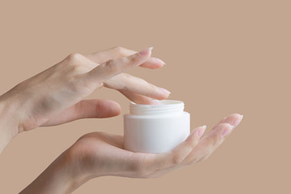 スキンケアクリームを手に取る