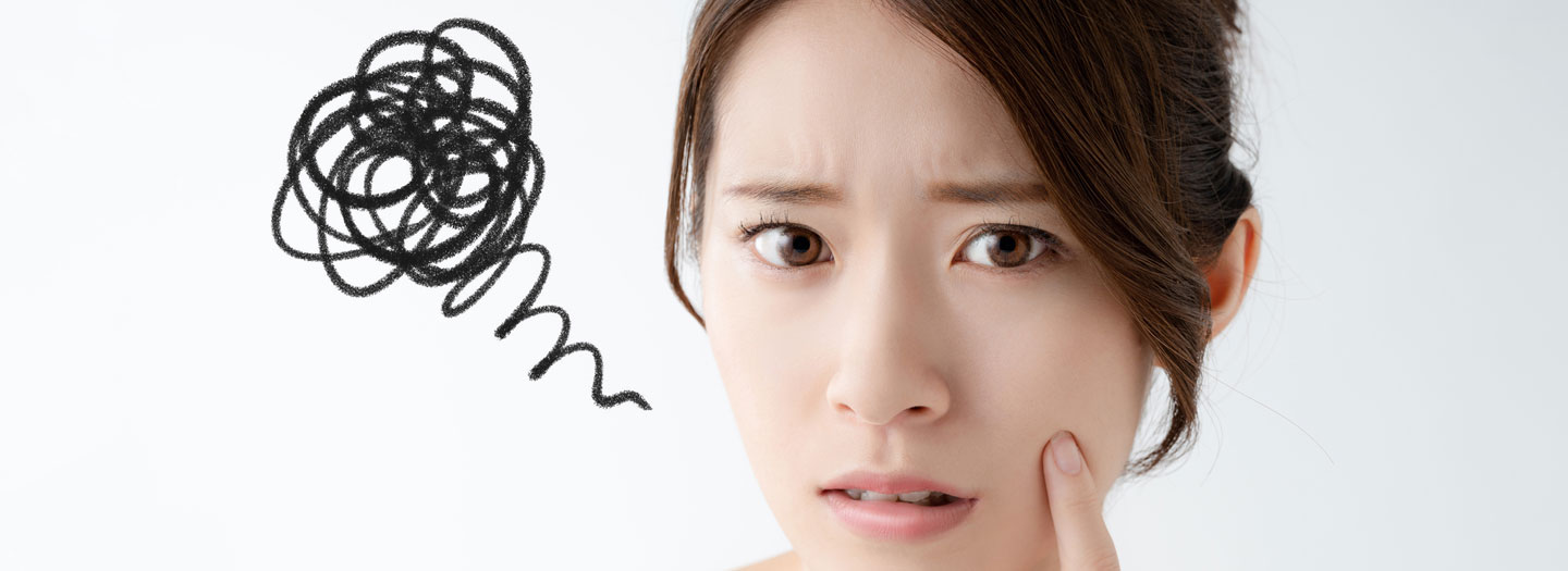 肌をチェックする女性