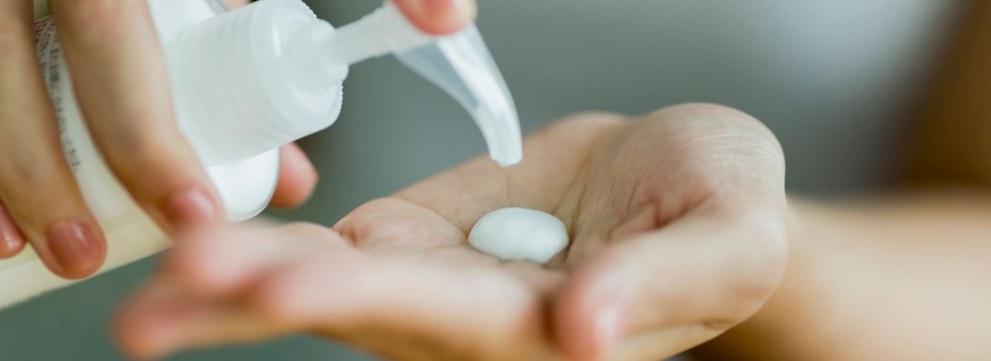 乳液を手に取る