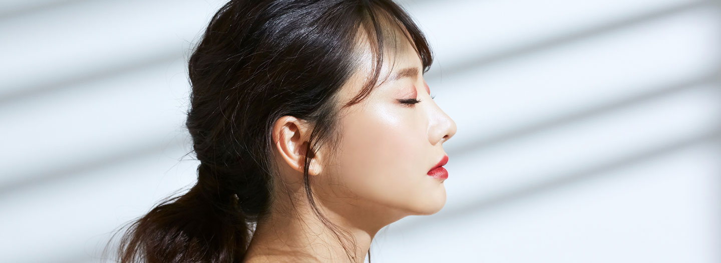 陽を浴びる女性