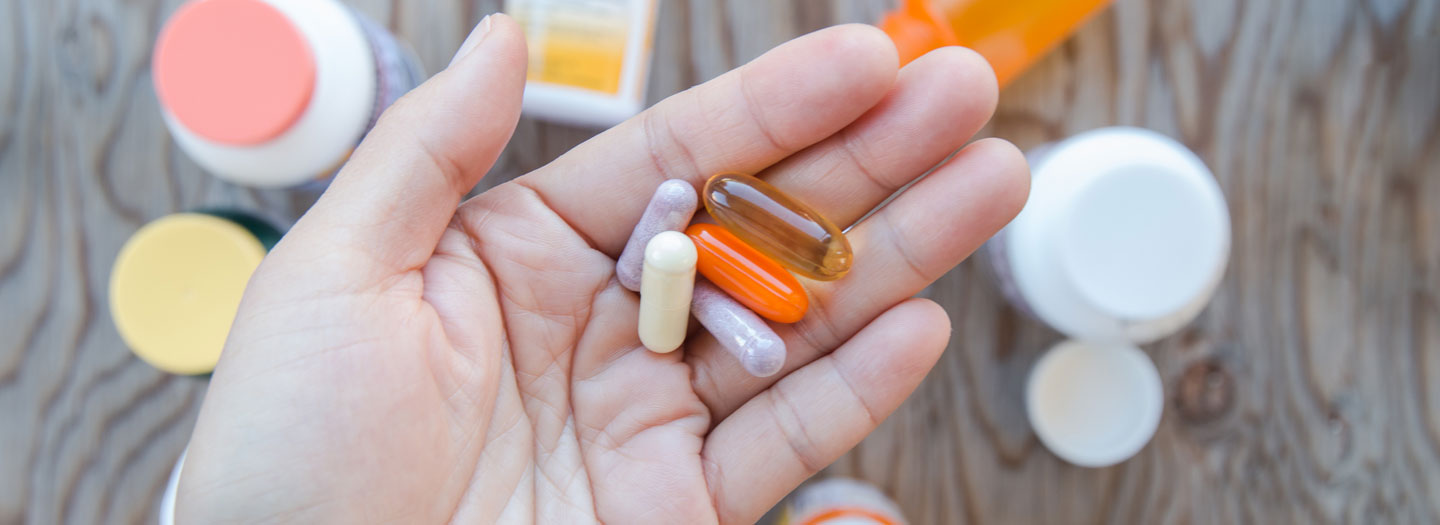 サプリメントを手のひらに置く