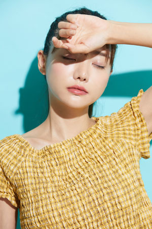 陽を浴びる女性