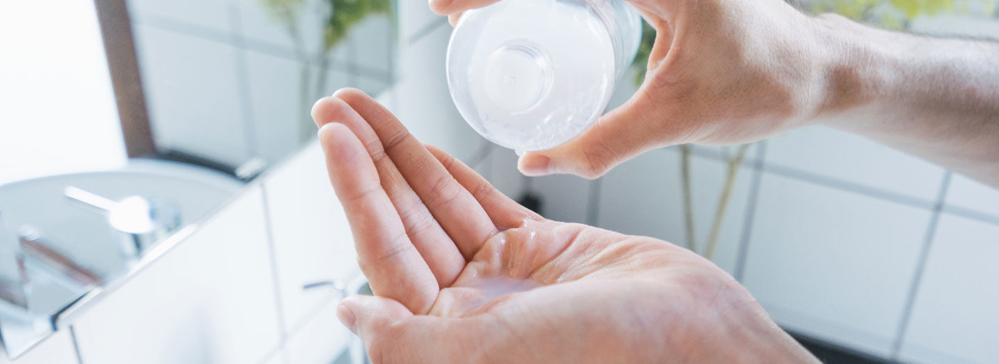 化粧水を手に取る