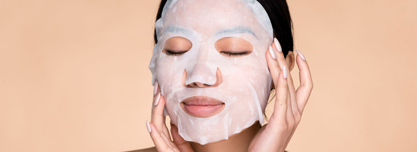 フェイスパックでスキンケアをする女性