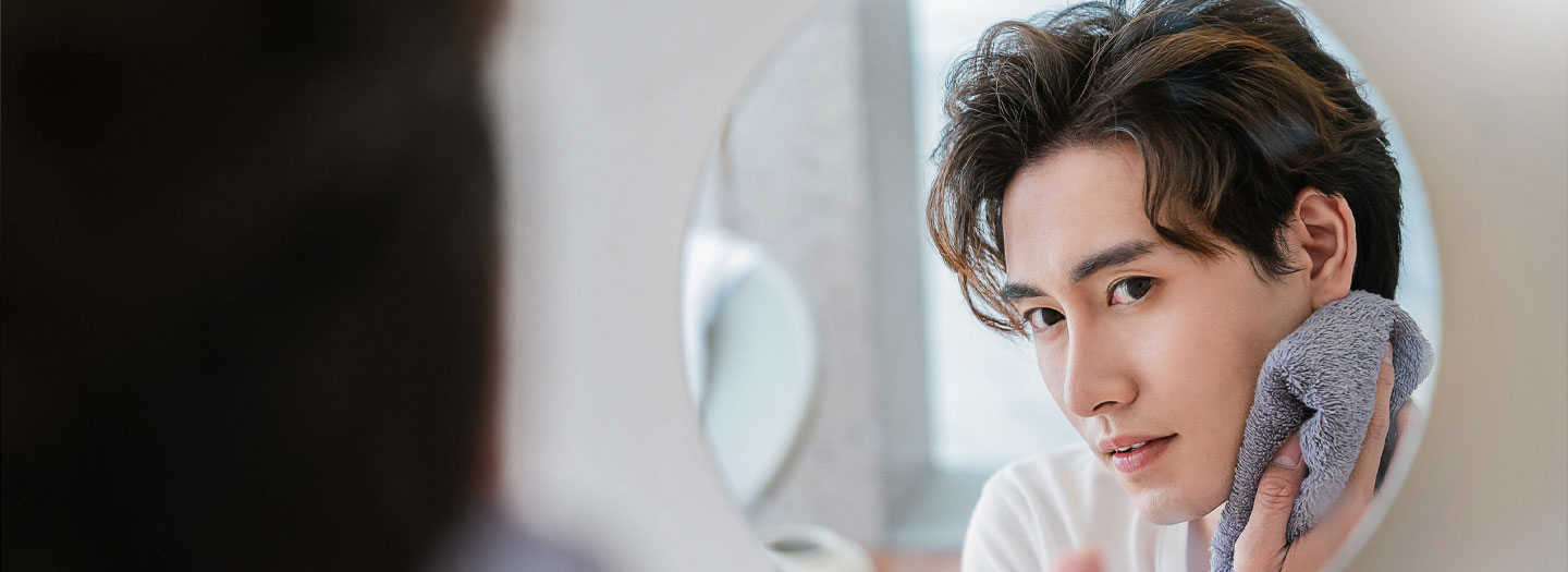 スキンケアする男性