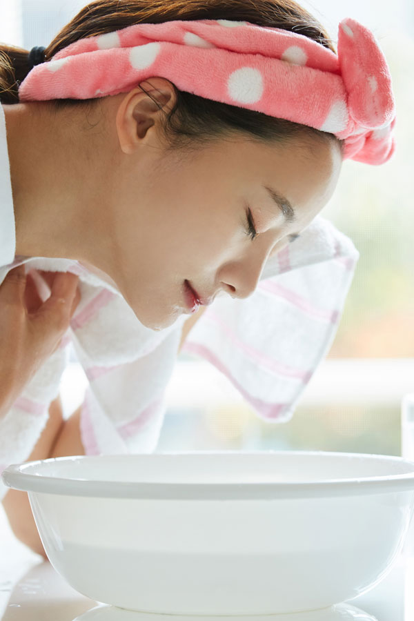 朝の洗顔をする女性