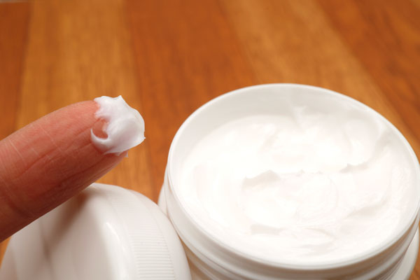 ワセリンを指先に取る