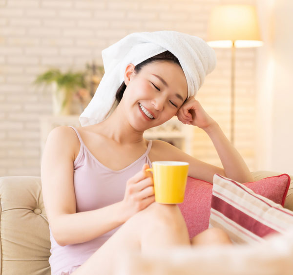 入浴後にリラックスした女性