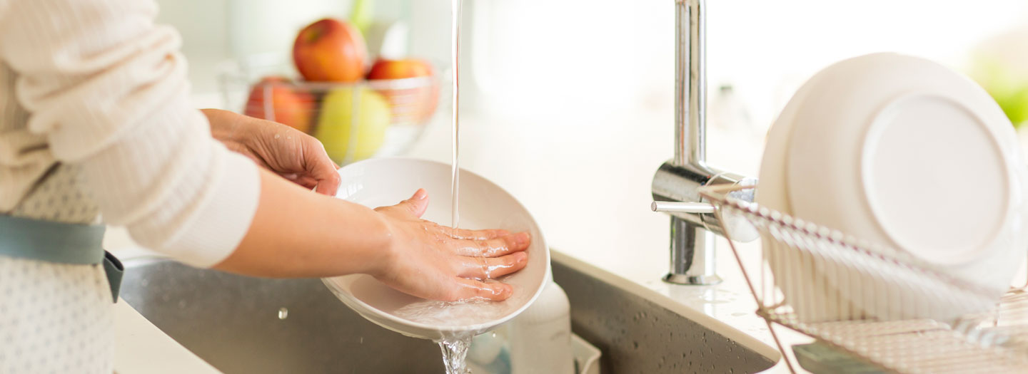 食器洗いをする人