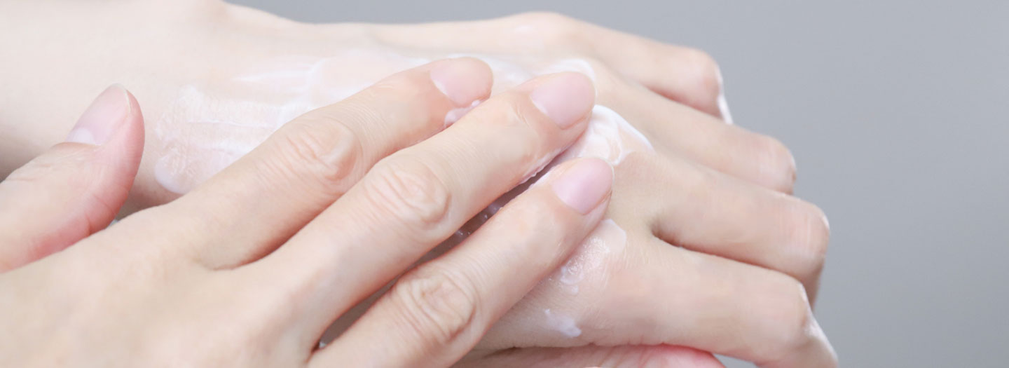 ハンドクリームを塗る女性の手