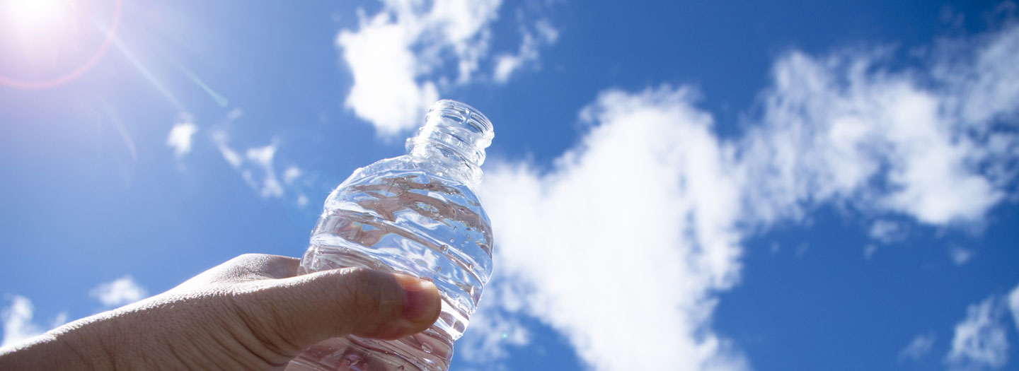 陽に当たるペットボトル