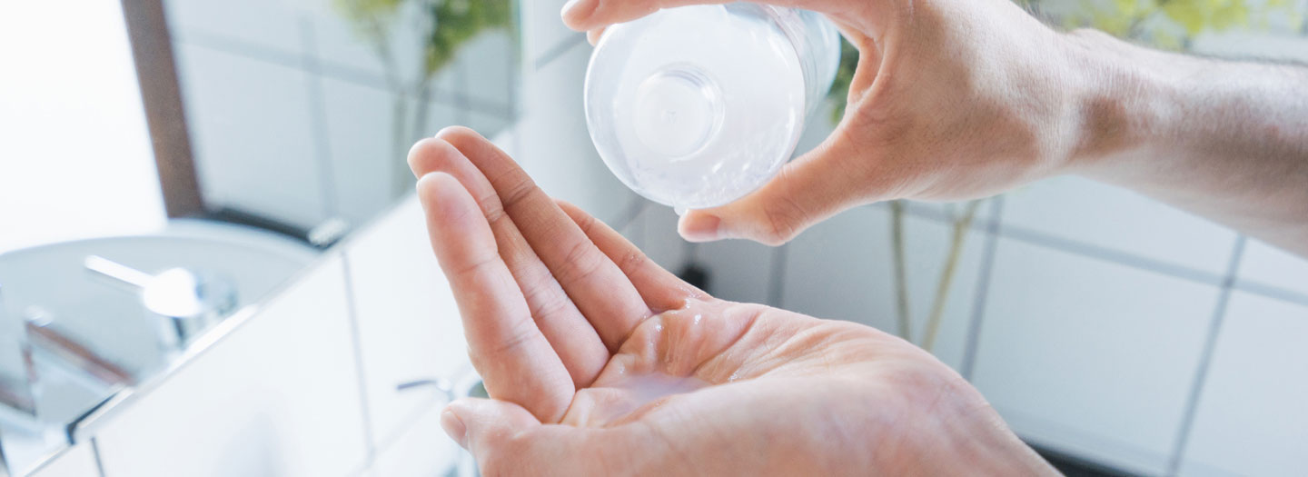 手のひらに化粧水を取る