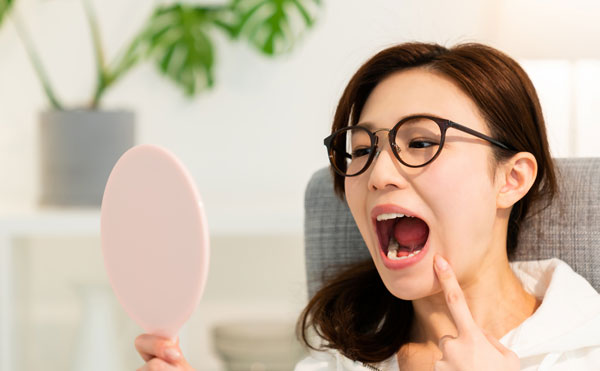 顔の体操をする女性