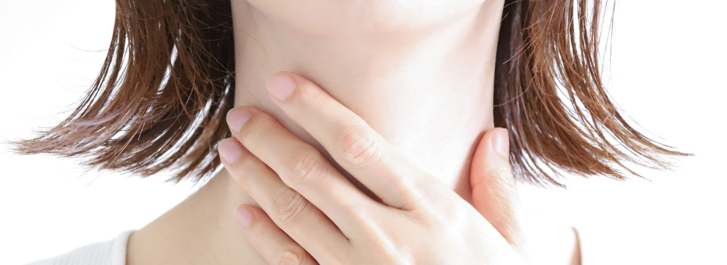 女性が自分の首を触る
