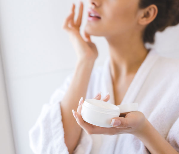 スキンケアクリームを塗る女性