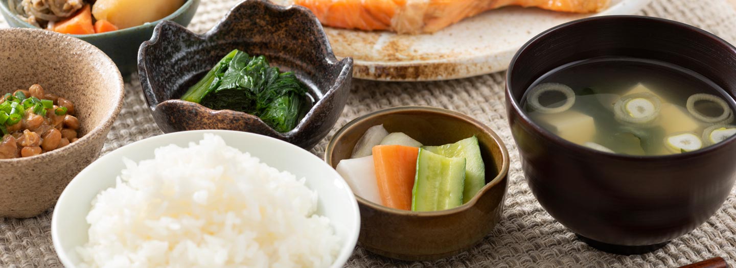 食卓に並ぶ和食