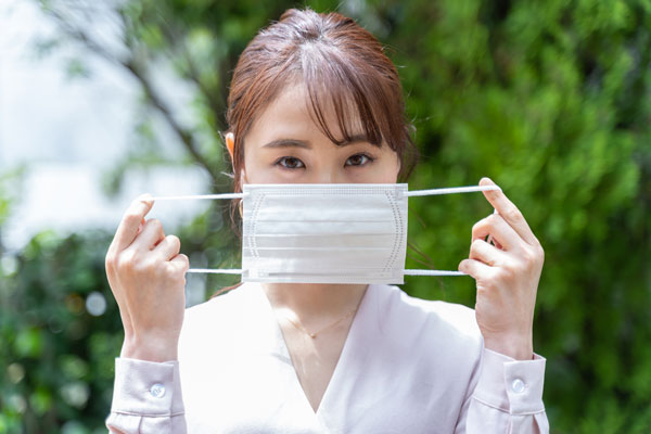 マスクを手に持つ女性