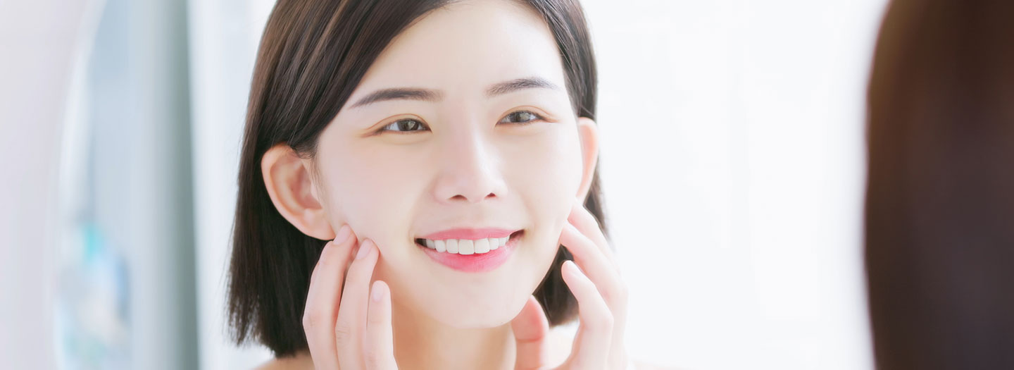 スキンケアする女性