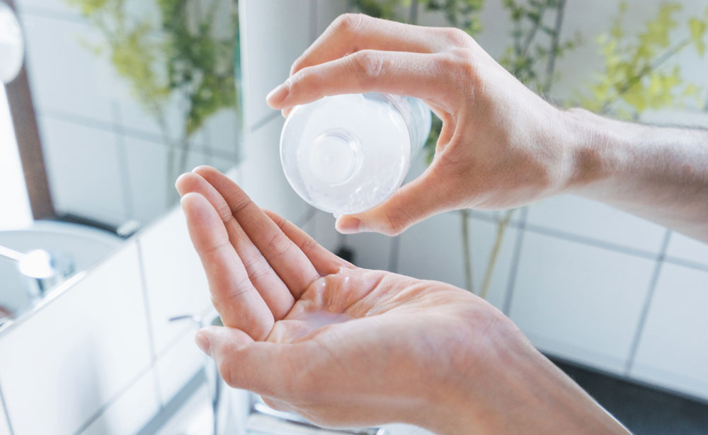 化粧水を手に取る