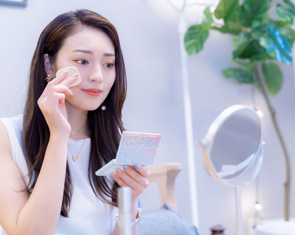 ファンデーションをメイク中の女性