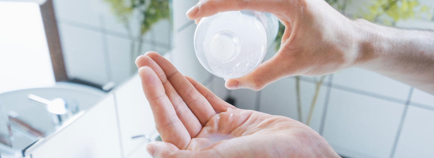 手に化粧水をとる