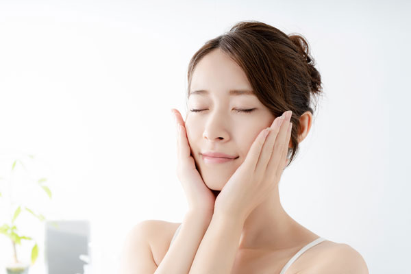 化粧水をつける女性