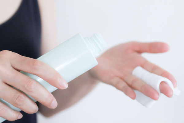 コットンに化粧水をとる