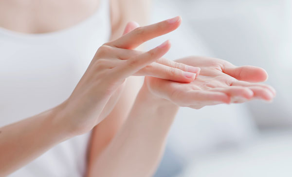 手に取った化粧水