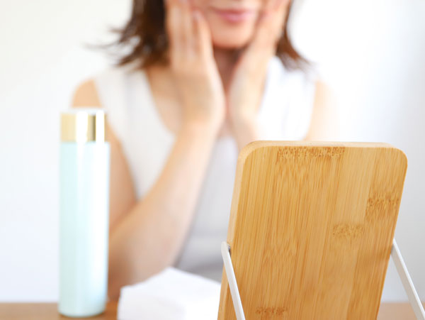 スキンケアする女性