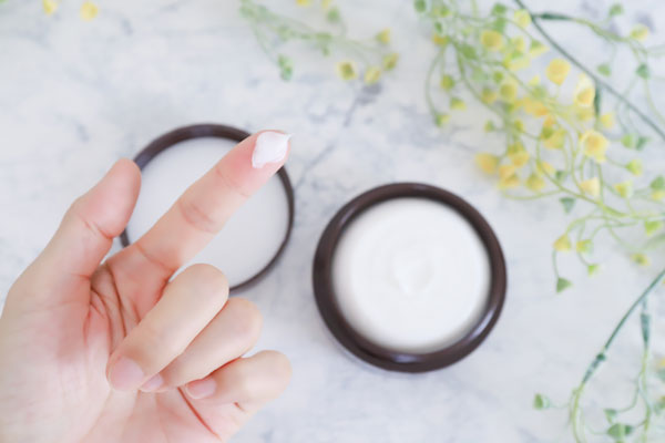 保湿クリームを指にとる