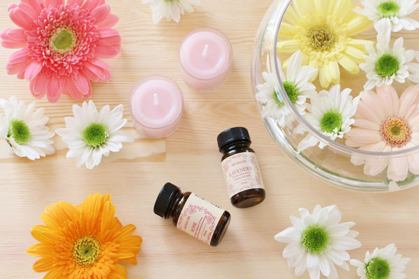 アロマオイルとさまざまな花