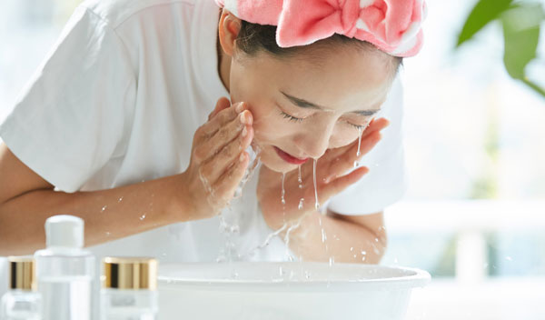 洗顔する女性