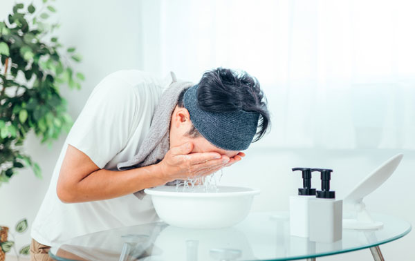 水洗顔する男性